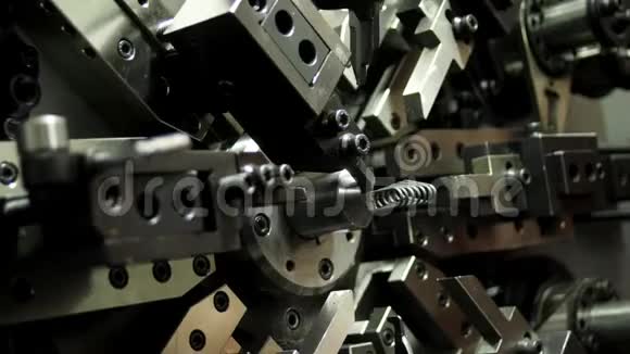 生产弹簧的自动化和工业机器机械和工业视频的预览图