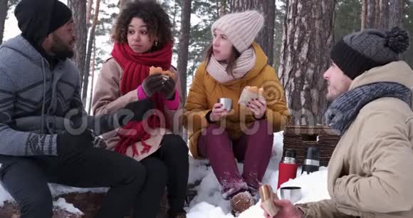 在寒假期间享用食物和饮料的朋友视频的预览图