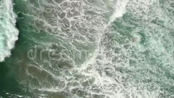 从高空俯瞰俄勒冈州海岸的波浪和绿松石水视频的预览图