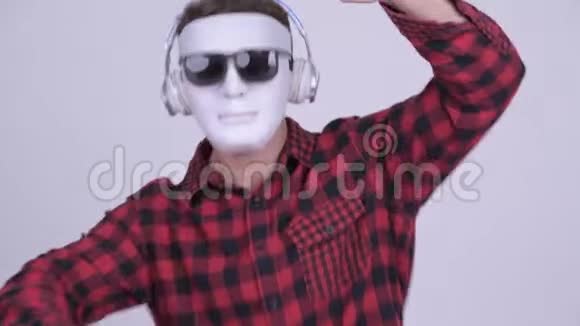 戴墨镜和耳机的蒙面时髦男士担任DJ视频的预览图