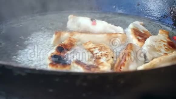 煎锅里煎饺子视频的预览图