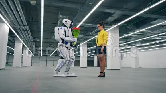 可爱的女士正在接受人类机器人的花朵视频的预览图
