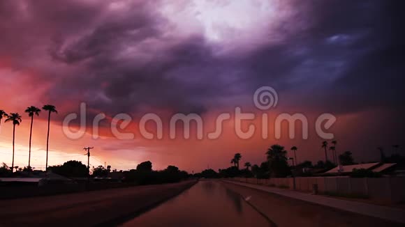 日落时看到的运河和自行车道可能会变成暴风雨之夜视频的预览图