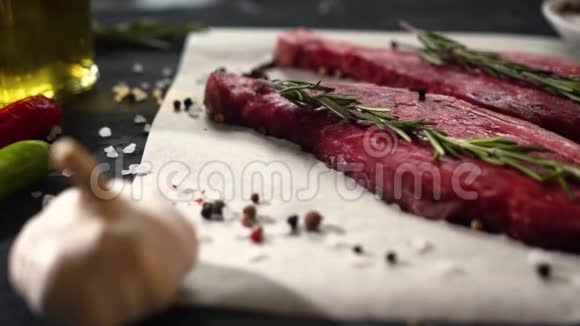 厨师在慢动作中撒盐和胡椒生红肉视频的预览图