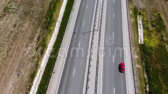 从空中俯瞰红色复古汽车在道路或高速公路上行驶不是很多车视频的预览图