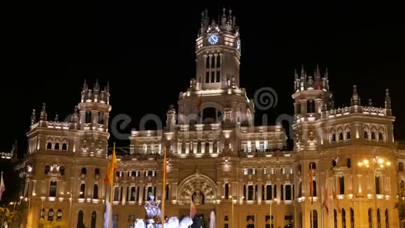 西班牙马德里通信大楼夜间照明全景视频的预览图