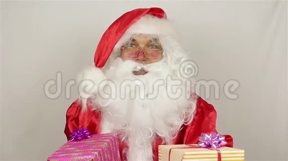 圣诞老人在送礼物视频的预览图