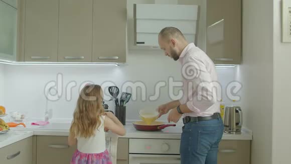 快乐的父女在做早餐视频的预览图