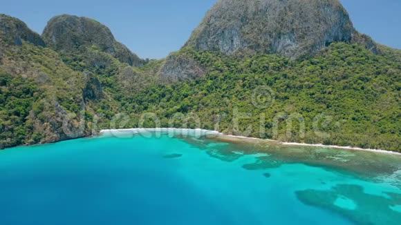 美丽的卡德劳岛的4K空中无人机景观陡峭的悬崖和绿松石海湾探索厄尔尼诺现象视频的预览图