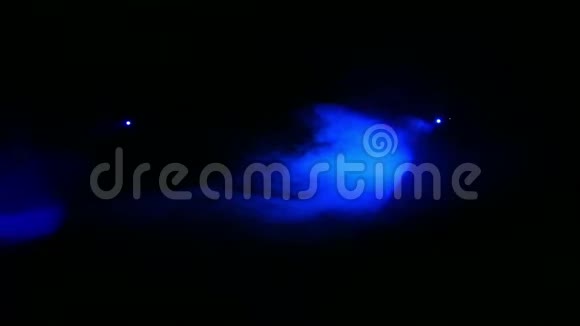 光线是在烟雾毯的黑暗中产生蓝色轮廓聚光灯视频的预览图