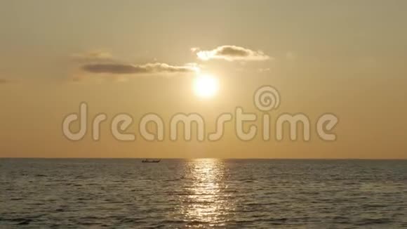 日落前的地平线上泰国渔船的轮廓视频的预览图