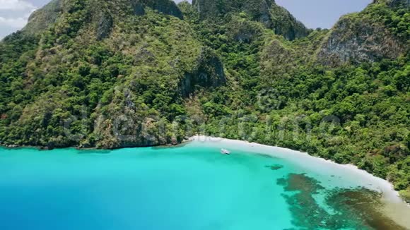 空的热带海滩和令人惊叹的蓝色海湾卡德劳泻湖的空中镜头厄尔尼诺现象巴拉望菲律宾视频的预览图
