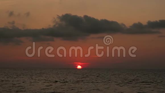 泰国普吉岛海洋中的红色日落视频的预览图
