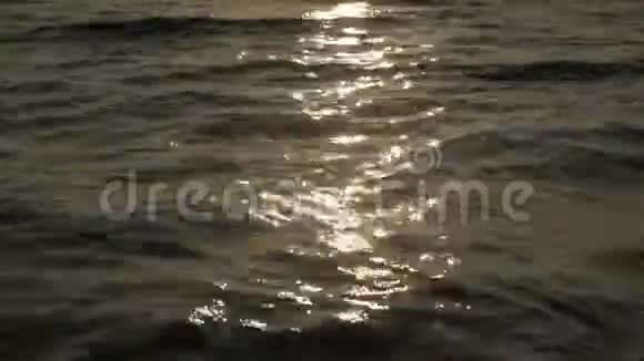 日落时照耀的海洋水面视频的预览图
