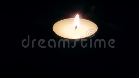 一个蜡烛火焰和玻璃在黑暗的4K视频视频的预览图