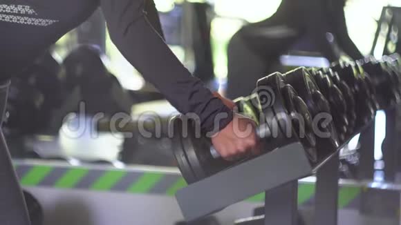 运动女孩力量训练举重哑铃准备运动锻炼视频的预览图
