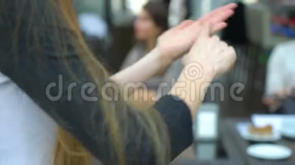站起来讲话时女性的双手积极地做手势视频的预览图