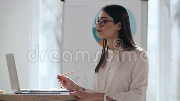快乐年轻美丽成功的高加索女企业家教练在现代光办公室研讨会上发表演讲视频的预览图
