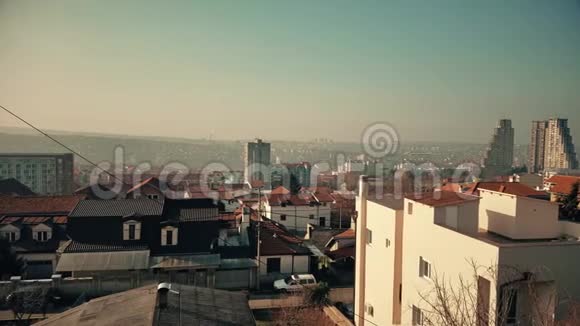 清晨4K视频从屋顶俯瞰城市美景视频的预览图