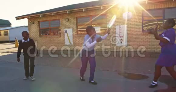 在一所乡村学校操场玩耍的学童视频的预览图