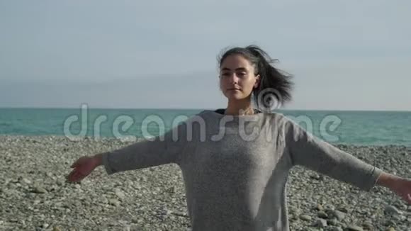 少女白天在海边练习瑜伽视频的预览图
