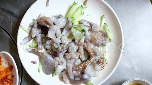 韩国美食桑纳克吉生的章鱼触手视频的预览图