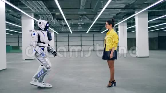 人类机器人和一个女孩牵手视频的预览图