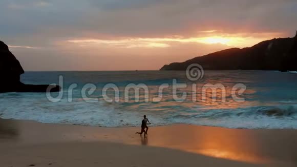 巴厘岛海边女孩们在美丽的夕阳下奔跑视频的预览图