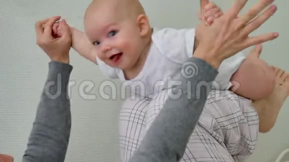 可爱的小男孩和她的母亲玩耍带着牙齿般的微笑视频的预览图