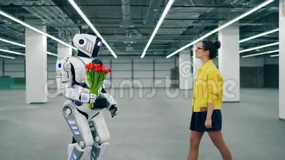 像人类一样的半机械人正在给一个女人送郁金香视频的预览图