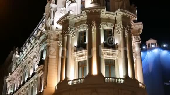 垂直全景都市大厦夜间在西班牙马德里的GranVia街照明视频的预览图