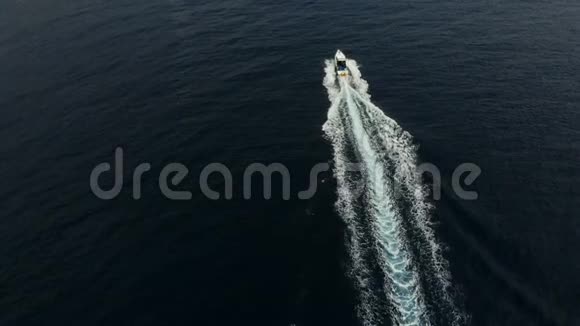 巴厘岛印度洋上的一艘浮船视频的预览图