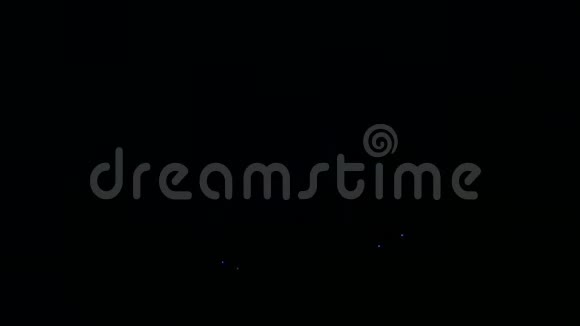 河上夜空中的节日烟火在水中倒映视频的预览图