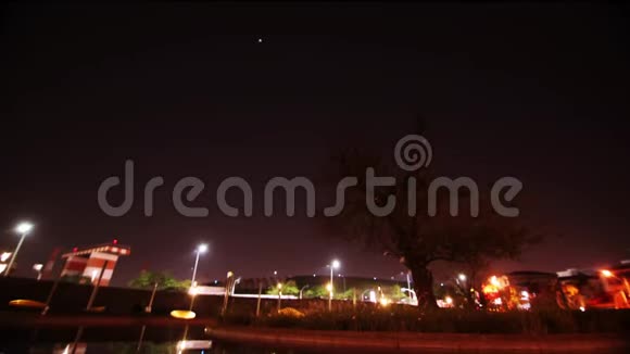 夜间起飞时跑道上有喷气式飞机的机场时间间隔视频的预览图