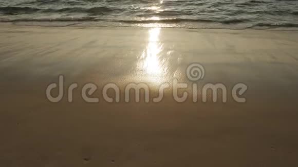 汹涌的海浪向海岸游来视频的预览图