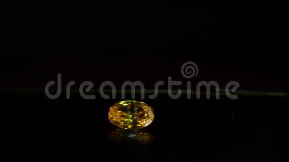 黄色宝石是一种具有闪光和美丽反射的宝石在玻璃地板上视频的预览图
