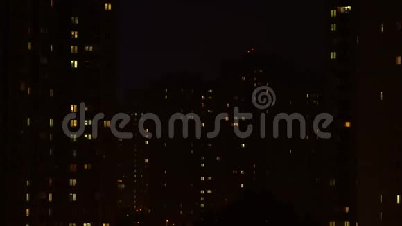 雷暴的静态镜头显示城市雨夜的特写建筑城市灯光下猛烈的风暴视频的预览图