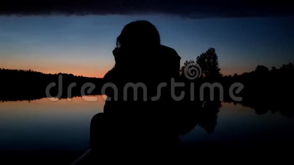 一个欧洲女孩在湖中划独木舟鸟儿在美丽的风景下经过视频的预览图