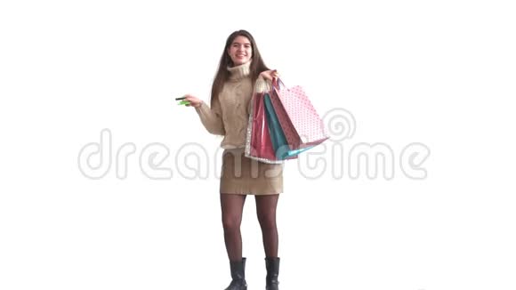 一个长相甜美的白人女孩笑容满面手里拿着购物袋和信用卡视频的预览图