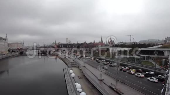 莫斯科河堤上车辆通行时间视频的预览图