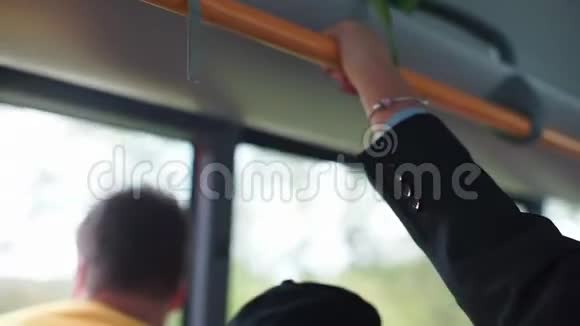上班族的手抓住公共汽车的扶手视频的预览图