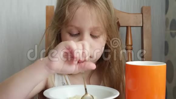 小女孩早上在厨房吃意大利面视频的预览图