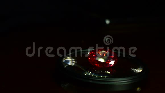 红宝石是是红色宝石有美丽的光泽和反射视频的预览图