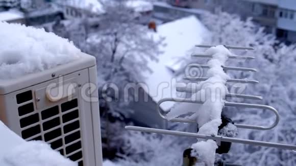 冬季雪下天线和空调在一栋住宅楼里视频的预览图