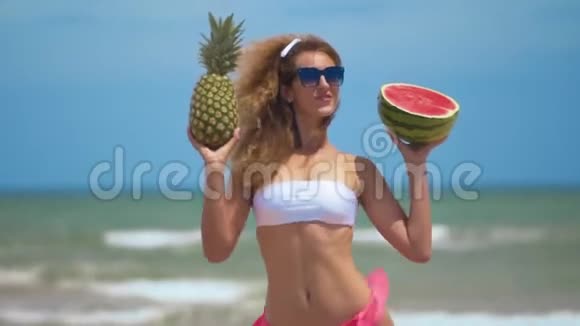 年轻漂亮的女孩在海边和热带水果跳舞玩得很开心理念欢乐健康美食视频的预览图