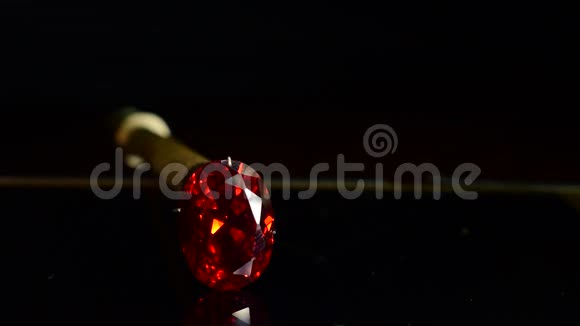 红宝石是一种红色宝石具有美丽的光泽和反光视频的预览图