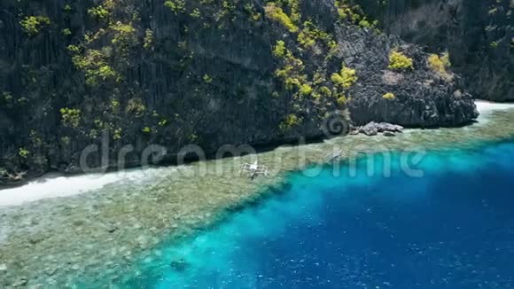 空中盘旋的镜头旅游船盘旋在珊瑚礁附近的马丁洛克神殿菲律宾巴拉望视频的预览图