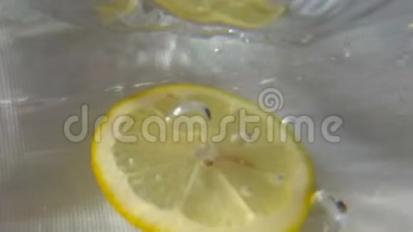 圆形柠檬片浸入水中水下高速慢速运动视频的预览图