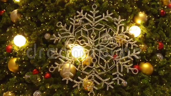 圣诞树上的雪符上面装饰着灯和礼物还有金色银色视频的预览图