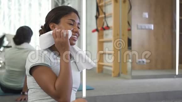 非洲女运动员肩上用毛巾擦干汗水视频的预览图